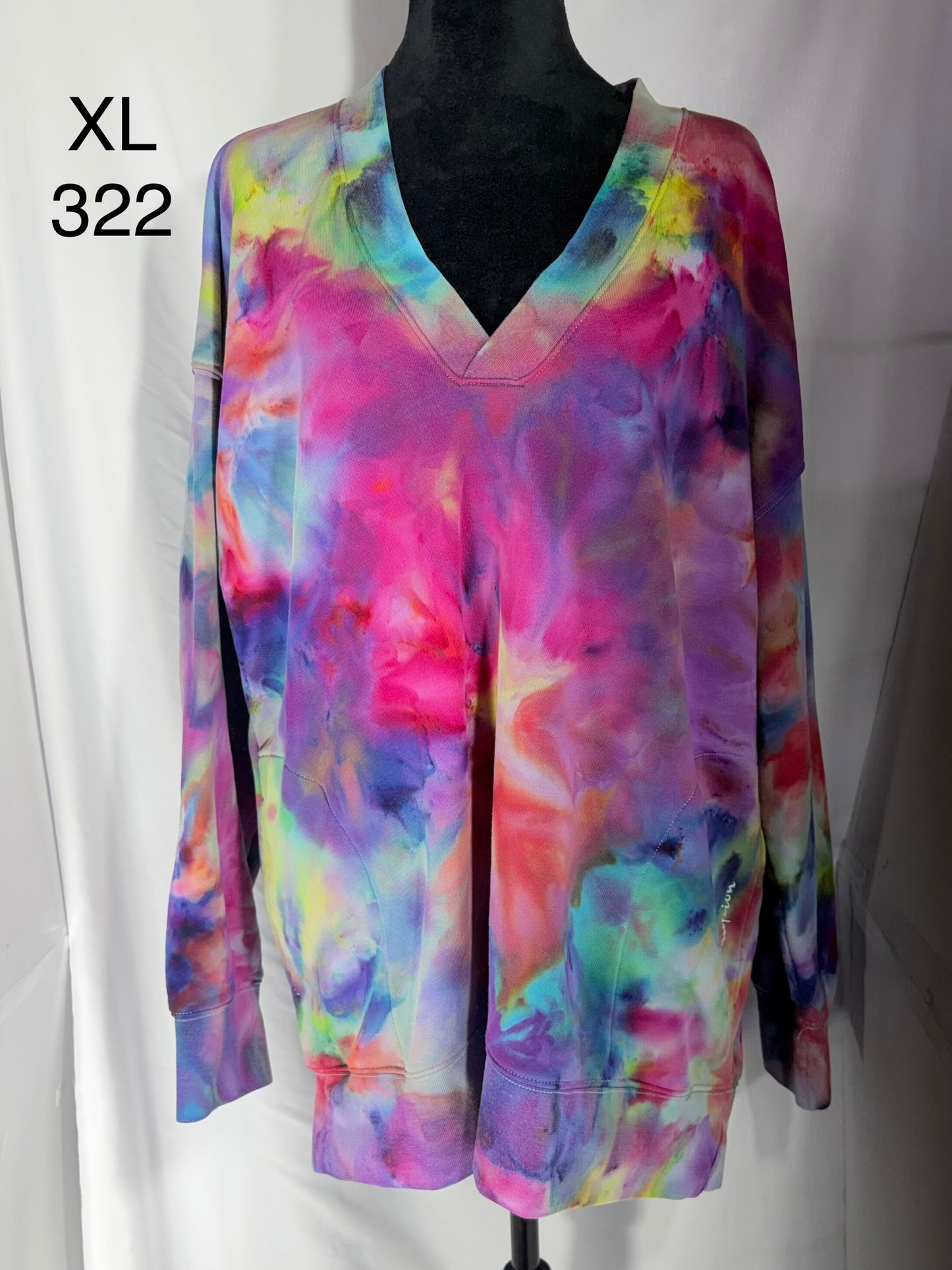 XL Women's V-Neck Sweatshirt with side Pockets, slightly longer in back #322